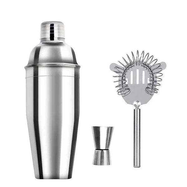Kit cocktail 3 pièces avec shaker, passoire cocktail et doseur jigger sur fond blanc