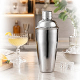 Shaker Cobbler inox dans un bar maison avec cocktail et glaçons